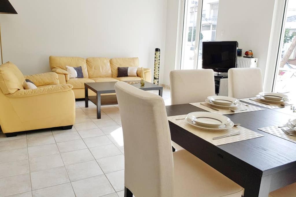 A Great Stay At A Comfortable Large Apartment Атина Екстериор снимка